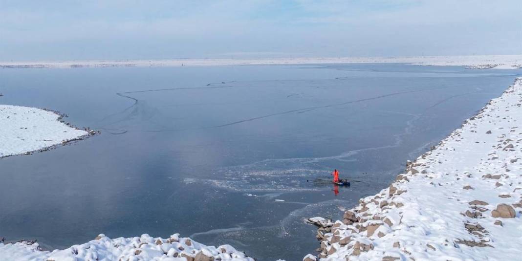 Kar ve soğuk dondurdu, buz üstünde av başladı! Ne kadar çok kar o kadar çok balık: Bereket daim olsun 7